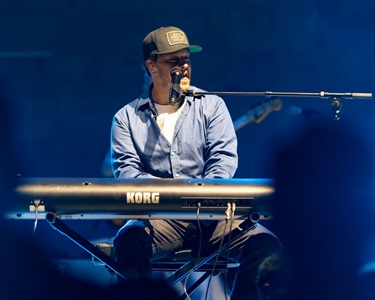 Gavin DeGraw sings and plays the Korg electric piano.