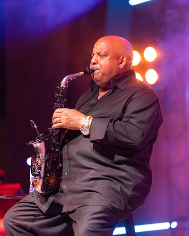 Gerald Albright belts out a tune