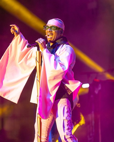 Stokley belts out a high note in outfit with large sleeves