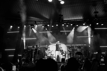 Stokley on stage - black and white